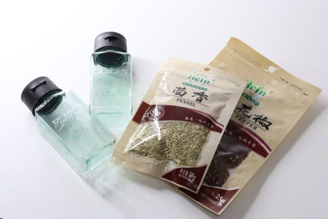 ダイソーの広口1穴スパイスボトル（170mL）と小口10穴スパイスボトル（170mL）が便利