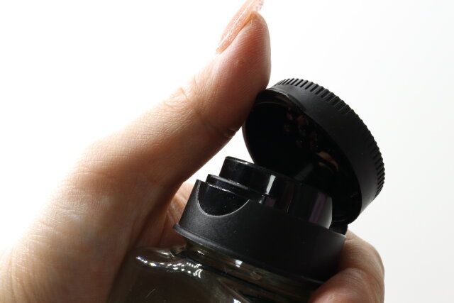 ダイソーのワンハンドで開く広口1穴スパイスボトル（170mL）