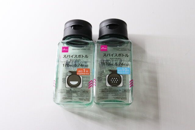 ダイソーの広口1穴スパイスボトル（170mL）と小口10穴スパイスボトル（170mL）