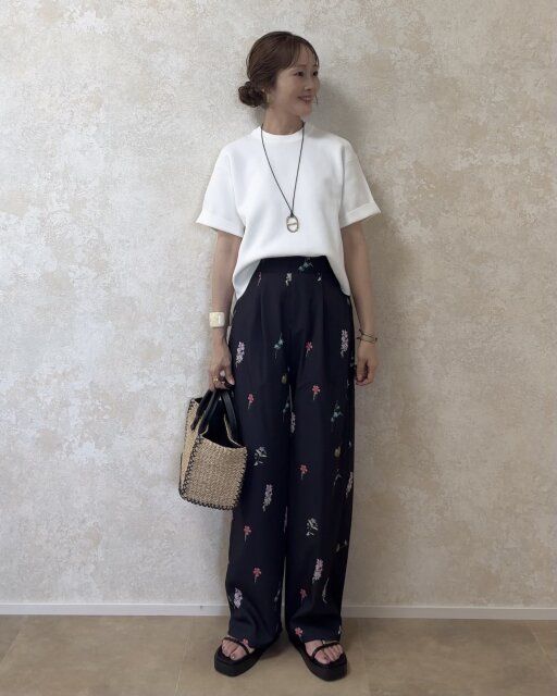 着回しコーデ③花柄パンツでリラックスコーデ