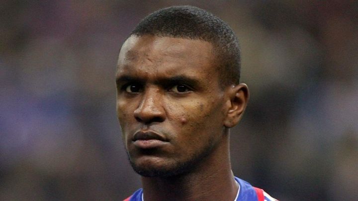 46歳の元代表スター選手、妻とともに自身の死亡説を否定 「あってはならない噂がある…僕は生きているし、健康だ」