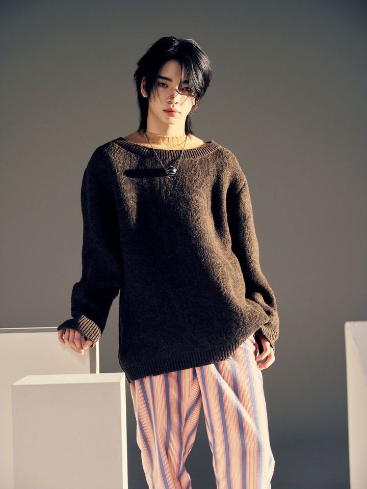 トップ ¥429,000 中に着たセーター ¥205,700 パンツ ¥247,500 ネックレス ¥134,200（すべて予定価格）／すべてPRADA（プラダ クライアントサービス）