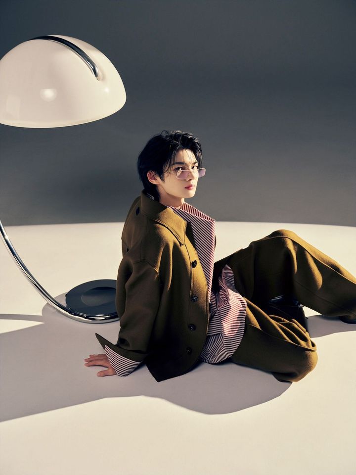 ジャケット ¥139,700 シャツ ¥79,200 パンツ ¥99,000／すべてAMI PARIS（アミ パリス ジャパン） アイウェア ¥83,600／LINDBERG（ケリング アイウエア ジャパン カスタマーサービス）