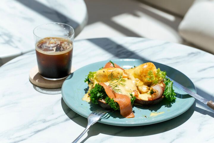 古都・鎌倉で新鮮野菜たっぷりのモーニング♪潮風を感じるテラスが心地いい「WOODBERRY COFFEE 鎌倉店」