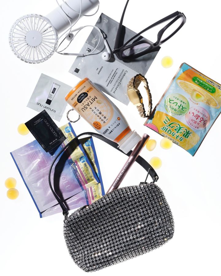 バッグ ￥121,000／ALEXANDERWANG（アレキサンダーワン） メガネ ￥79,750／MYKITA（マイキータ ジャパン） ブレスレット 参考商品 リング ￥39,600／ともにAMBUSH®（アンブッシュ® ワークショップ）Photo_ Shinsuke Kojima