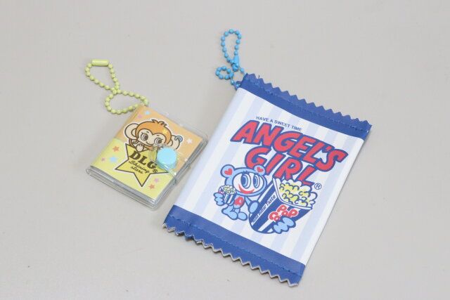 セリアのミニミニブックメモキーホルダーとエンジェルブルー ボールチェーン付きキャンディポーチ