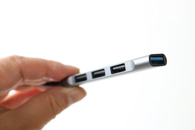 ダイソー 薄型Type-Cハブ（USB4ポート）