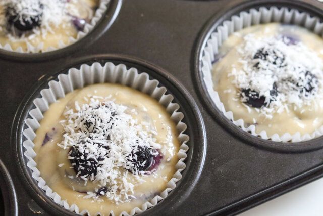 型に生地を流し、トッピング用の冷凍ブルーベリーをのせ、ココナッツファインをかける。