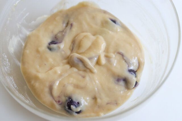 冷凍ブルーベリーを加えてざっくり混ぜ合わせる。