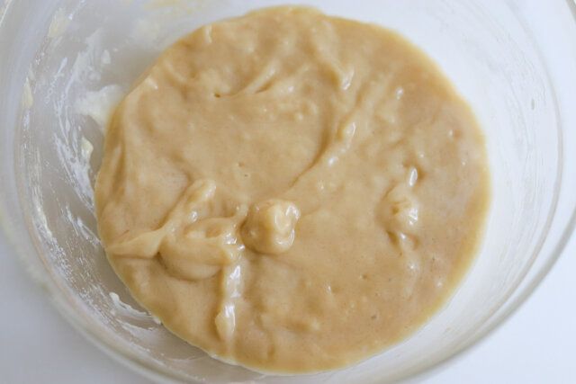 ホットケーキミックスを加え、ゴムベラで切るように混ぜ合わせる。