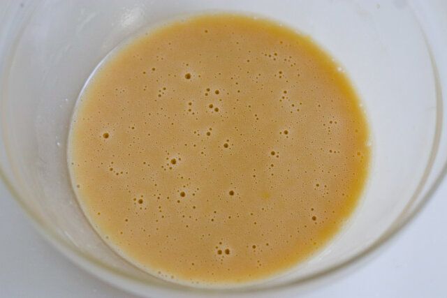 ボウルに卵を割りほぐし、砂糖、プレーンヨーグルト、米油を順に加えながらよく混ぜ合わせる。