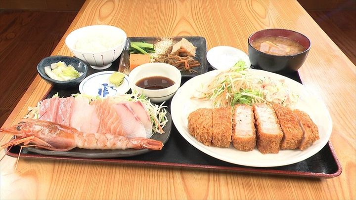 9月16日放送の「ヒューマングルメンタリー オモウマい店」に登場する「刺身盛り合わせと富士桜ポークとんかつ定食」（中京テレビ提供）