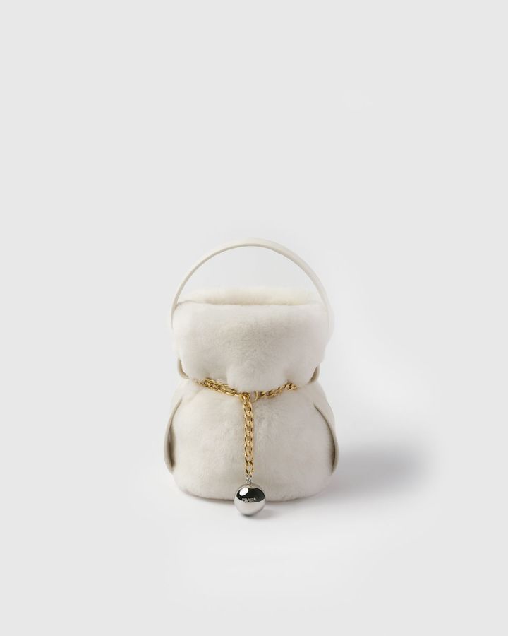 銀座エリア限定色「プラダ プチサック ノワール」¥517,000（予定価格）