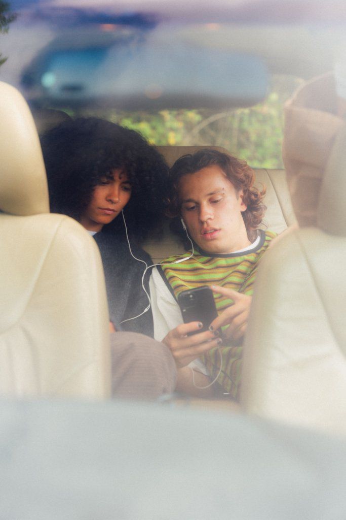 ゆったりとしたシルエットや90年代のムードに注目。伝統を受け継ぎながら進化した《グラミチ》の2025AWコレクションが登場