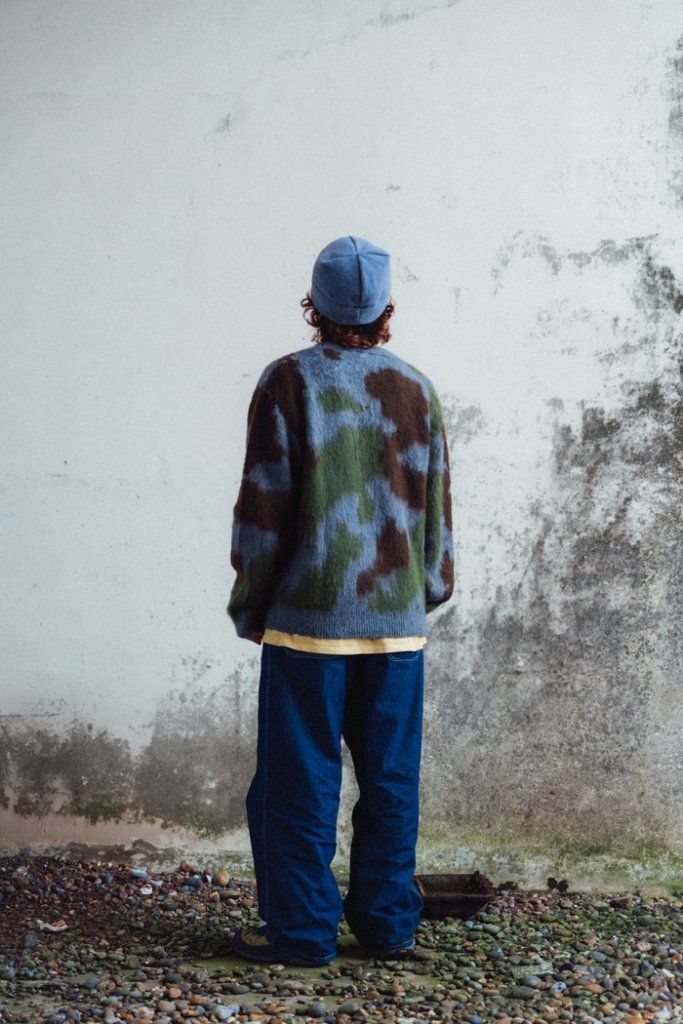 ゆったりとしたシルエットや90年代のムードに注目。伝統を受け継ぎながら進化した《グラミチ》の2025AWコレクションが登場