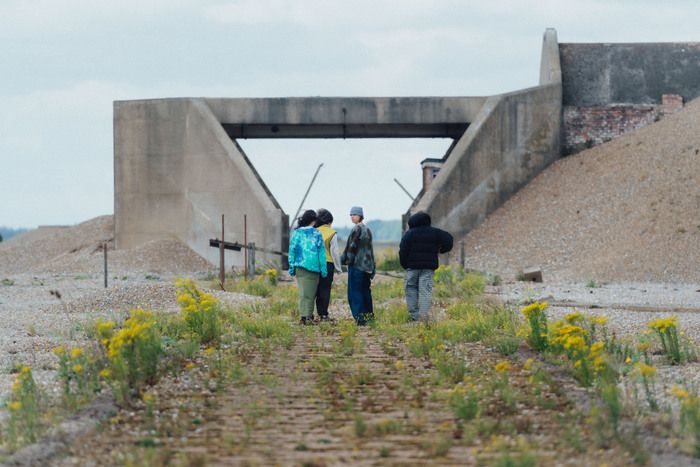 ゆったりとしたシルエットや90年代のムードに注目。伝統を受け継ぎながら進化した《グラミチ》の2025AWコレクションが登場