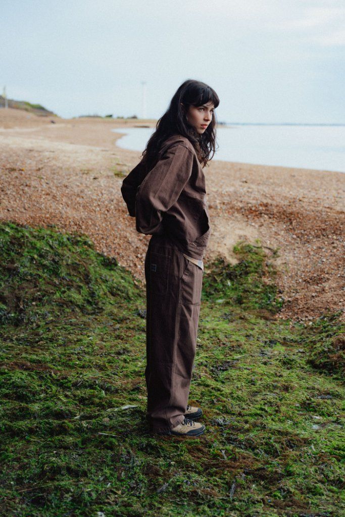 ゆったりとしたシルエットや90年代のムードに注目。伝統を受け継ぎながら進化した《グラミチ》の2025AWコレクションが登場