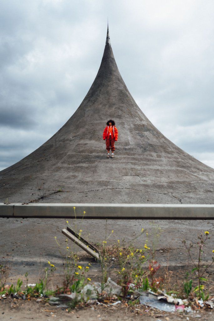 ゆったりとしたシルエットや90年代のムードに注目。伝統を受け継ぎながら進化した《グラミチ》の2025AWコレクションが登場