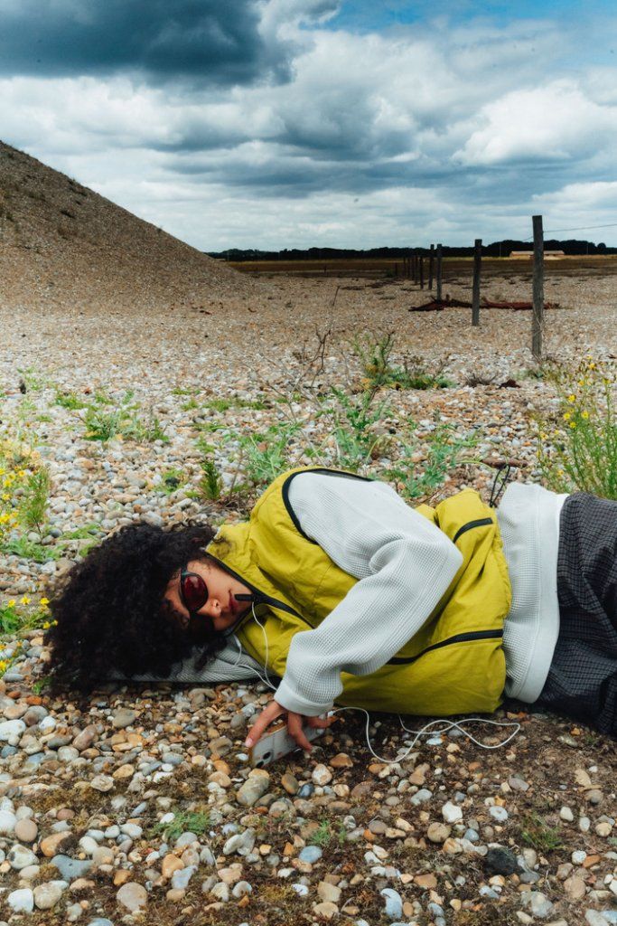 ゆったりとしたシルエットや90年代のムードに注目。伝統を受け継ぎながら進化した《グラミチ》の2025AWコレクションが登場