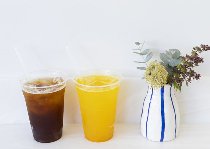 左「チャイナタウン・コーヒー・ソーダ」$6、右「オレナ・サンシャイン・ハウスソーダ」$6