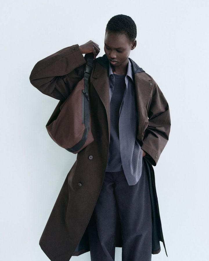 ブロックテックユーティリティーコートはフィット調整が可能なフードや美しいツバ、二重の前立てなど、Uniqlo Uらしいディテールが満載。