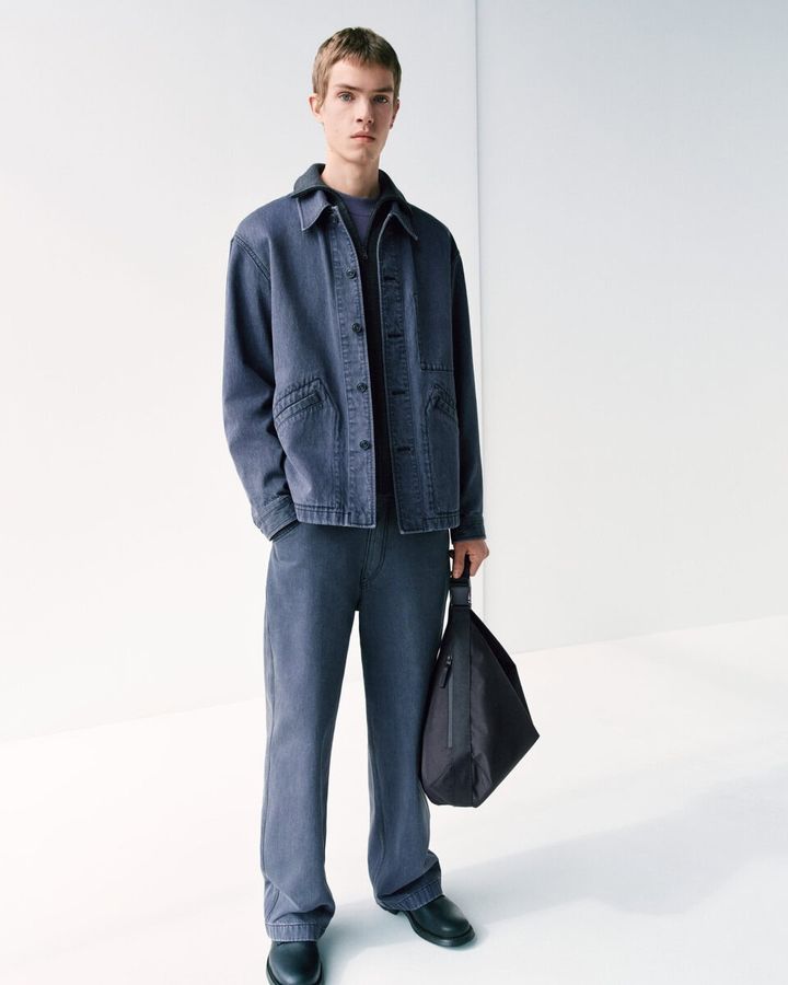 北海ならではのブルーを基調としたカラーパレットには、奥深いバジルグリーンや芳醇なプラムパープルも加えられている。