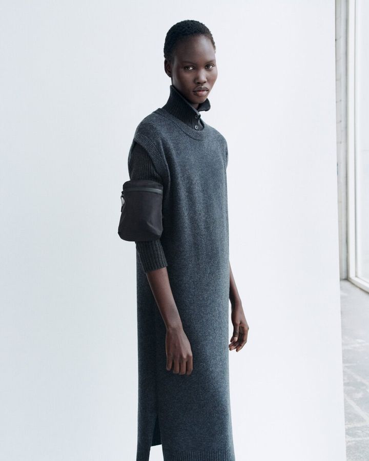 ボディーラインに美しく寄り添うメリノブレンドのハイネックカーディガンとワンピース。柔らかな着心地と暖かさが魅力のラムウールワンピースやクルーネックセーター。