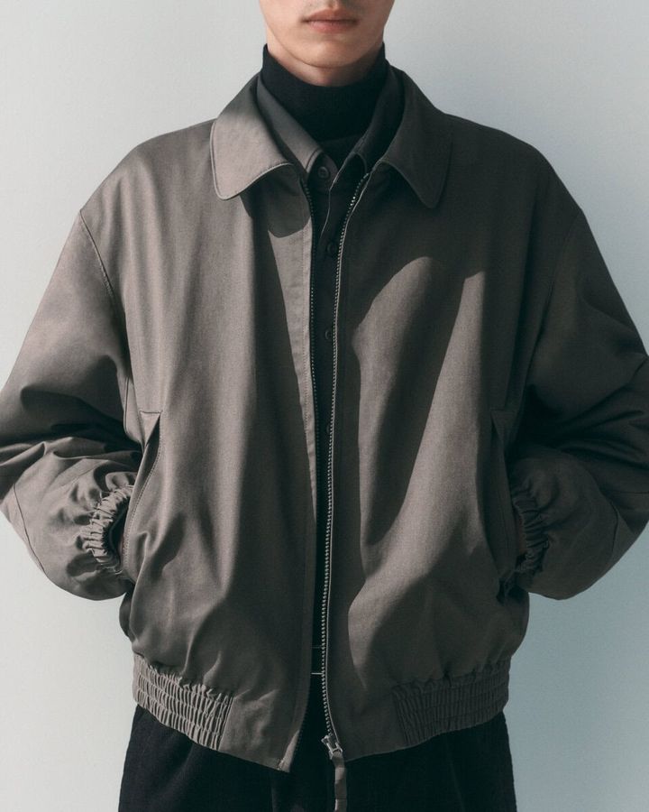 「Future layers」をテーマに、メリノウール、クリスピーナイロン、パフテックなど、異素材をシームレスに組み合わせたレイヤードスタイルを提案。