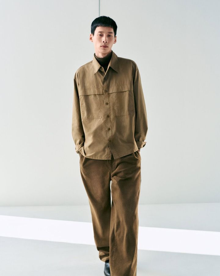 サイドスリットのウィメンズドレープシャツそしてアウトドア由来の実用性が随所に施されたユーティリティーオーバーサイズシャツなど。それぞれに異なる素材をトーナルカラーで組み合わせた、Uniqlo U ならではのスタイルを提案してくれる。