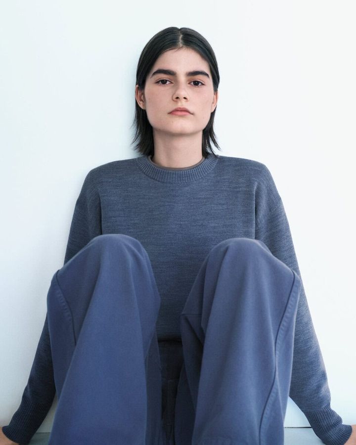 アーティスティック・ディレクター、クリストフ・ルメールとサラ-リン・トランが率いるパリのデザインチームが生み出す Uniqlo U。2025 年秋冬コレクションでは、着想源の北海とその周辺の雄大な自然へのリスペクトを込めた、清らかな静寂と落ち着きを感じるアイテムがラインナップする。