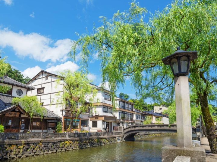 All About ニュース編集部が全国238人を対象に実施した「1人旅で行きたい温泉地」に関するアンケートの調査結果から、1人旅で行きたい「兵庫県（有馬・六甲・播磨・但馬エリア）の温泉地」ランキングを発表！ 2位「城崎温泉」を抑えた1位は？