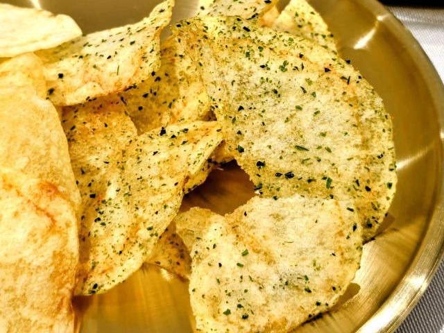 湖池屋オンラインショップ限定・2025年版「今金男しゃくポテトチップス 旨み感じる のり塩」（先行お披露目会にて）