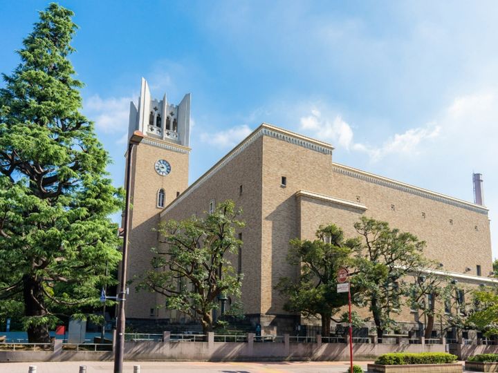 All About ニュース編集部は、東日本出身の男女160人を対象に「学歴」に関するアンケート調査を実施しました。今回は、東日本出身者が選んだ「子どもに行ってほしいと思う大学」ランキングの結果を紹介します。2位は「早稲田大学」、では1位は？