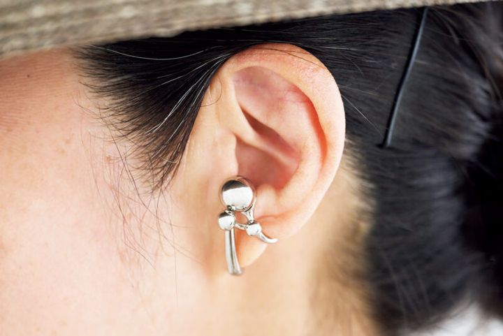 イヤカフの重ねづけのほか、バングル、サンダルをシルバーにして華やかに。