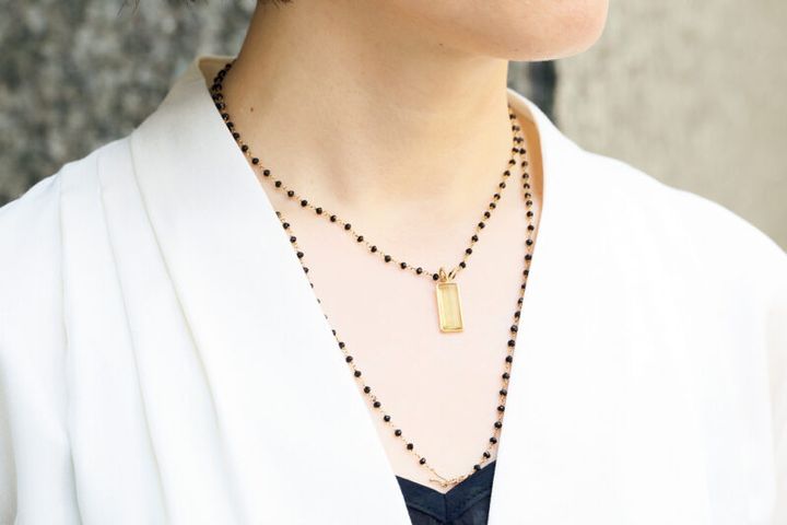 「ネックレスとピンクのリングは『メゾンルーバス』の1点もの。」