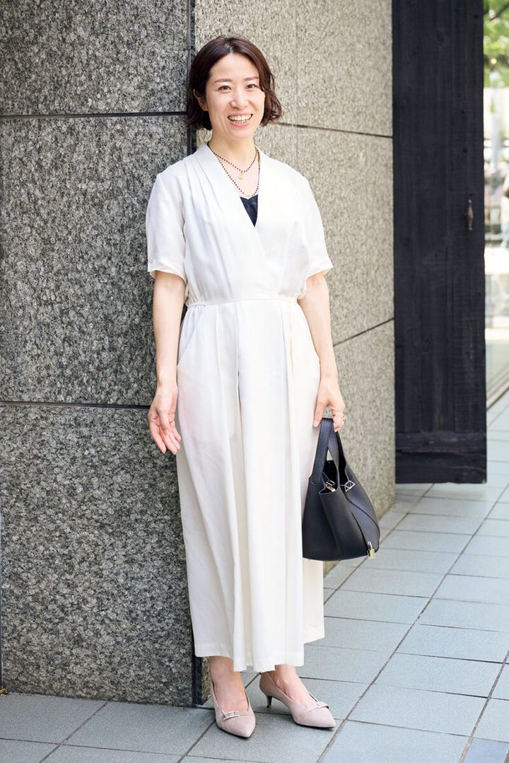 クリーンな白ワンピースを天然石で大人っぽく彩る