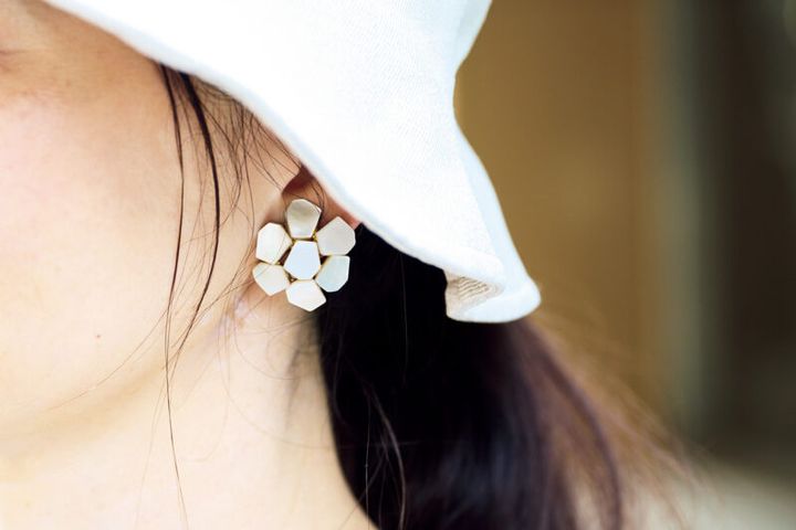 「『グリーンレーベル リラクシング』のピアスは、白を選んで軽やかに」