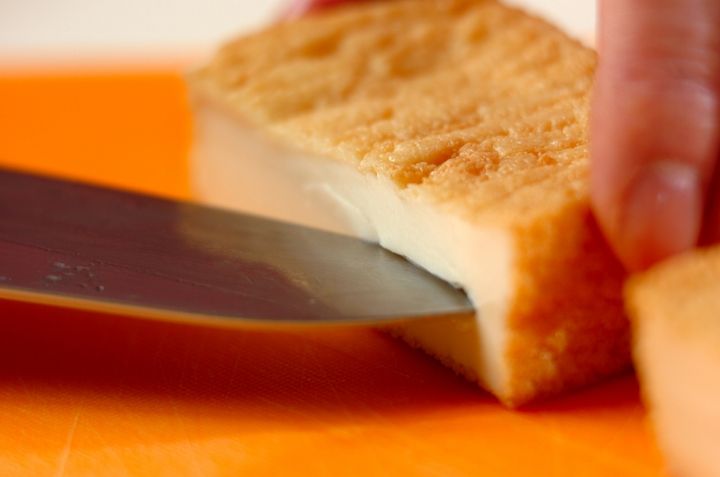 厚揚げと鮭のはさみ蒸しの下準備1