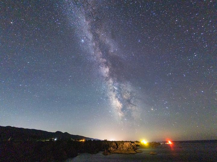 All About ニュース編集部が全国228人を対象に実施した「中部地方のお月見スポットに関するアンケート」の調査結果から、好き＆行ってみたい「新潟県のお月見スポット」ランキングを発表！ 「佐渡島 尖閣湾」を抑えた同率1位は？