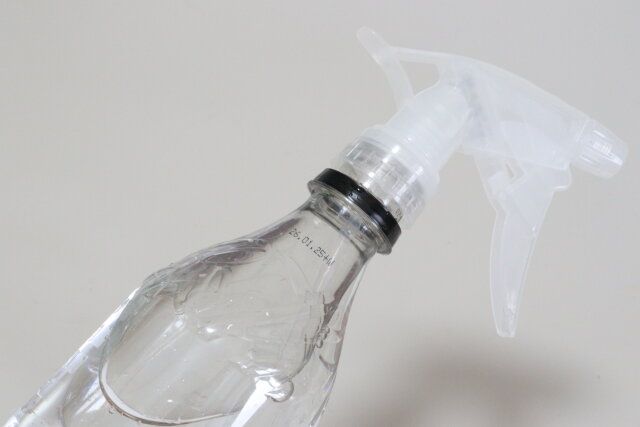 セリアの逆さで使えるペットボトル用スプレーヘッドは500mlペットボトルに対応している