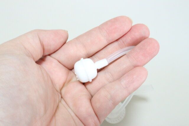 セリアの逆さで使えるペットボトル用スプレーヘッドはチューブに重りがついている