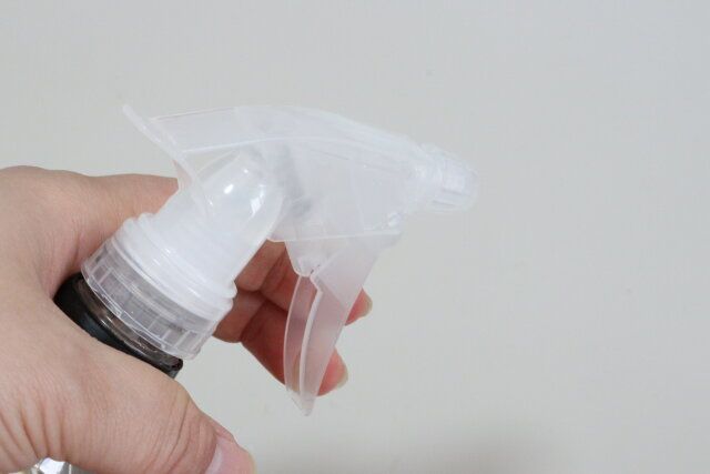 セリアの逆さで使えるペットボトル用スプレーヘッドはトイレ掃除や園芸におすすめ