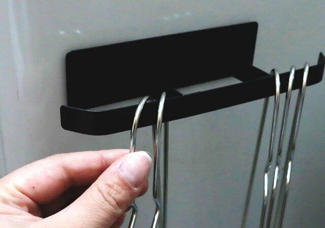 ダイソーの便利な洗濯機横マグネットハンガー ブラック