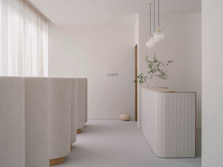 今回ご紹介した「ALOOP 肌分析プラン」は 1回 ￥19,800 （初回来院時のみ、肌分析＋プランニング＋ピーリング、医師診察込み）。クリニックらしからぬ、ホテルかカフェのような落ち着いたインテリアが快適。光治療からピーリング、ボトックスなどメス以外の多彩なメニューを用意。研究所レベルの環境で測定 &分析してロジカルに美肌プランを立ててくれるため、美容医療は初めてでわからないという人や男性顧客も多いそう。