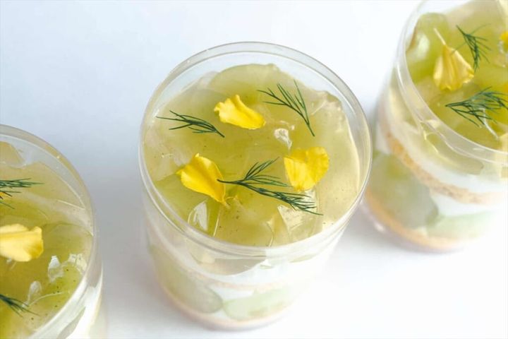 EMMÉ×極旬シャインマスカットのハーブ香るショートケーキ２