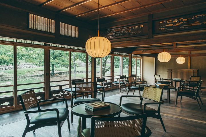 西の奈良公園と東の若草山に挟まれ、料理をゆったりと楽しめる静かなロケーション。