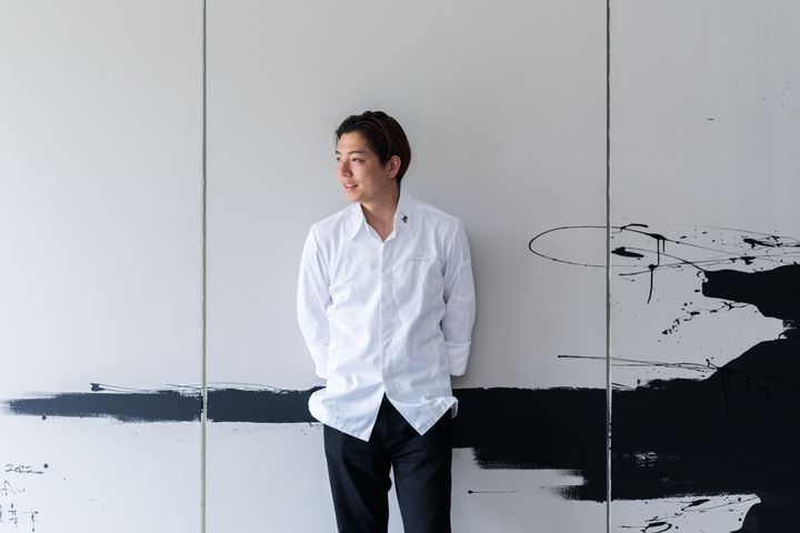 シェフ・糸井章太。「RED U-35」で史上最年少のグランプリを取ってから6年。オーフではチームとしてゲストを迎えることに喜びを感じる。