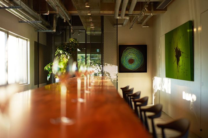 ダイニングスペースは、かつて職員室だった場所。壁には、現代アーティスト・小川貴一郎の作品が飾られている。