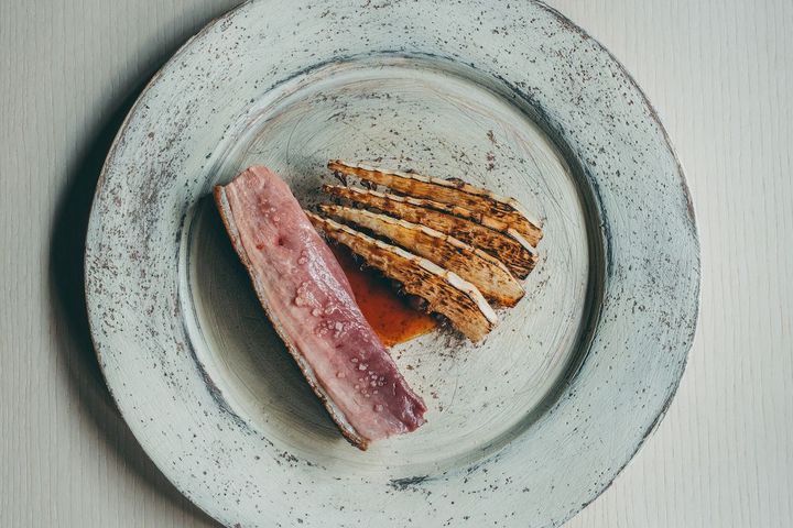 奈良県特産の倭鴨（やまとがも）とタケノコの薪火グリル。鴨の旨味を薪火で閉じ込める。