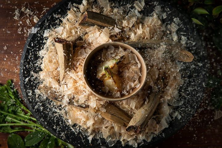 カブと合わせた、ふんわりとしたマグロ節の香りと食感を楽しむ一品。